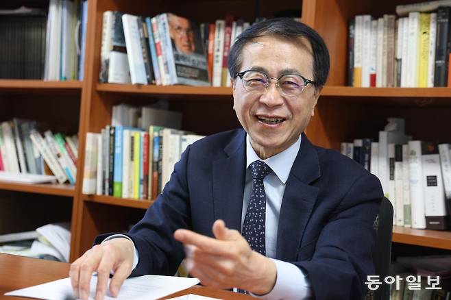 죽음을 통해 삶을 탐구해온 윤영호 서울대 교수가 연구실에서 건강한 노년의 의미를 설명하고 있다.  변영욱 기자 cut@donga.com