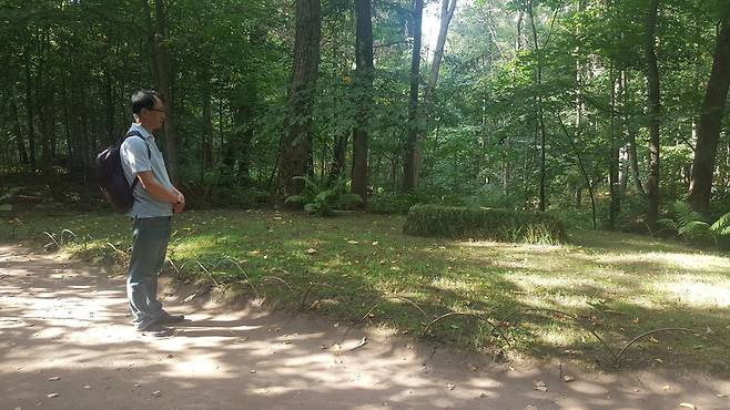 러시아 여행 중 짬을 내어 찾은 톨스토이의 무덤 앞에서. 자연으로 돌아가고자 했던 고인의 뜻에 따라 아무런 비석도 표식도 없이 길옆에 무덤만 덩그러니 있는 모습에 경이를 느꼈다고. 윤영호 교수 제공