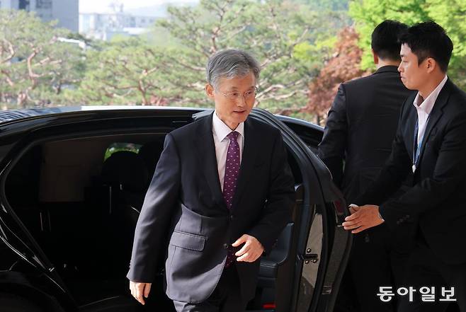 조희대 대법원장이 24일 오전 서울 서초구 대법원으로 출근하고 있다. 장승윤 기자 tomato99@donga.com