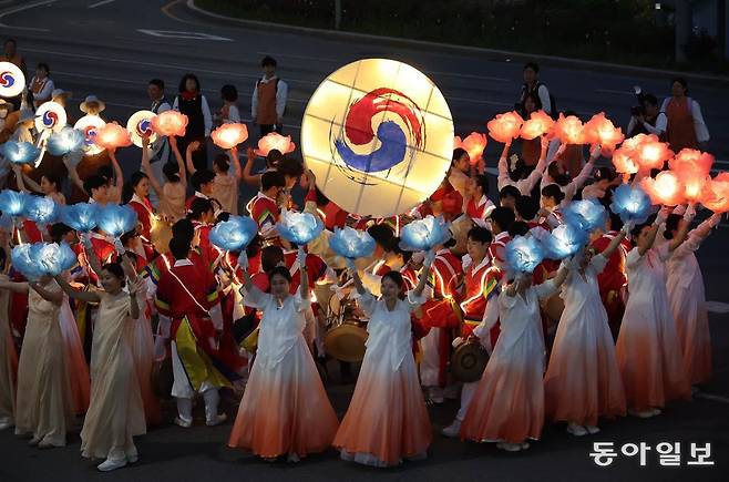 부처님 오신날을 일주일여 앞둔 26일 국가무형유산 유네스코 인류무형문화유산인 연등행렬이 서울 종로 일대를 지나고 있다.  전영한 기자 scoopjyh@donga.com