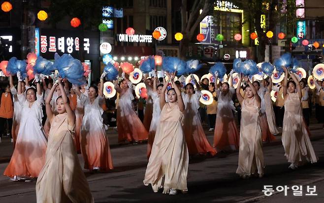 조계종 진관사 청년 연희단원들이 화려한 율동으로 시민들과 외국 관광객들의 큰 호응을 받았다. 전영한 기자 scoopjyh@donga.com