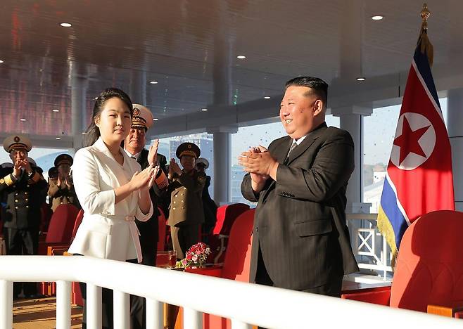북한 김정은 국무위원장과 딸 김주애가 지난 25일 남포조선소에서 열린 5,000t급 신형다목적구축함 ‘최현호’ 진수식에 참석해 있다. 노동신문 뉴스1