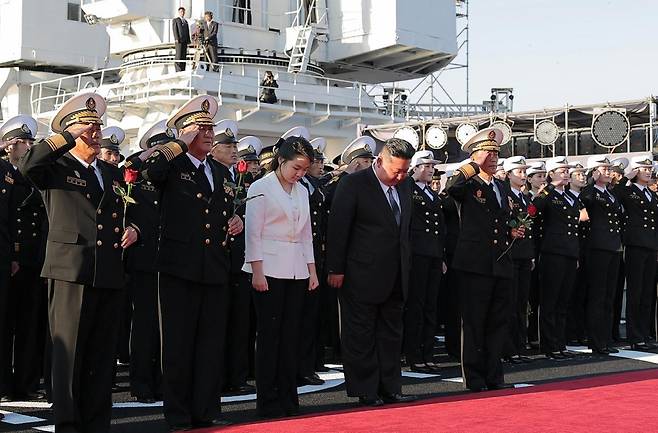 북한 김정은 국무위원장과 딸 김주애가 지난 25일 남포조선소에서 열린 5,000t급 신형다목적구축함 ‘최현호’ 진수식에 참석해 있다. 노동신문 뉴스1