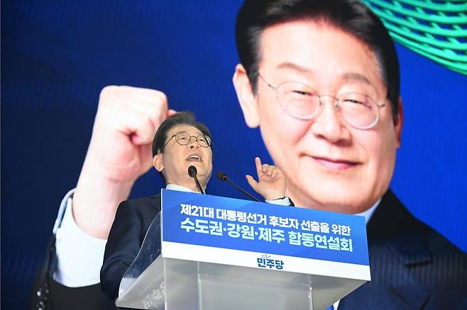 이재명 더불어민주당 대선 경선 후보가 27일 경기 고양시 킨텍스에서 열린 수도권·강원·제주 합동연설회에 참석해 정견발표를 하고 있다. 2025.4.27/사진공동취재단