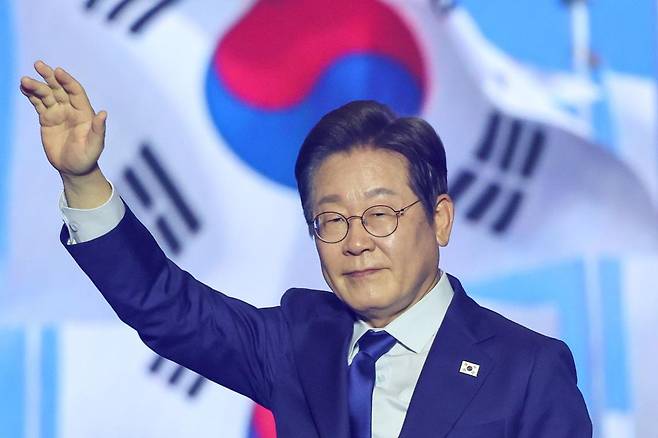 이재명 더불어민주당 제21대 대통령선거 후보가 27일 경기 고양시 킨텍스에서 열린 수도권·강원·제주 합동연설회에 참석해 최종 후보로 선출된 뒤 수락 연설에 앞서 인사하고 있다. 2025.4.27/뉴스1