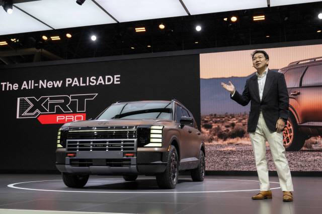 이상엽 현대제네시스글로벌디자인담당 부사장이 지난 16일(현지시간) 미국 뉴욕 제이콥 재비츠 컨벤션 센터에서 열린 '2025 뉴욕 국제 오토쇼'에서 '디 올 뉴 팰리세이드'에 대해 발표하고 있다. 현대차 제공