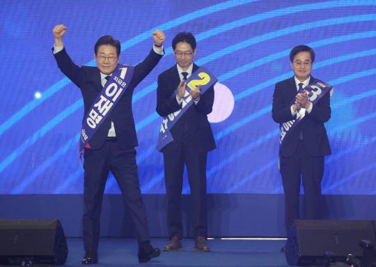 더불어민주당 이재명(왼쪽부터)·김경수·김동연 대선 경선 후보가 27일 경기 고양시 킨텍스에서 열린 '제21대 대통령선거 후보자 선출을 위한 수도권·강원·제주 경선 및 최종 후보자 선출 대회'에서 기념촬영 하고 있다.<연합뉴스 사진>