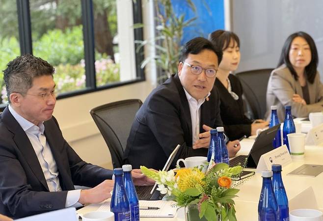 김병환 금융위원장이 24일(현지시간) 미국 샌프란시스코 실리콘밸리에서 열린 VC 간담회에서 국내 혁신기업 육성 및 벤처시장 발전을 위한 정책지원 과제에 대해 논의하고 있다.금융위원회 제공