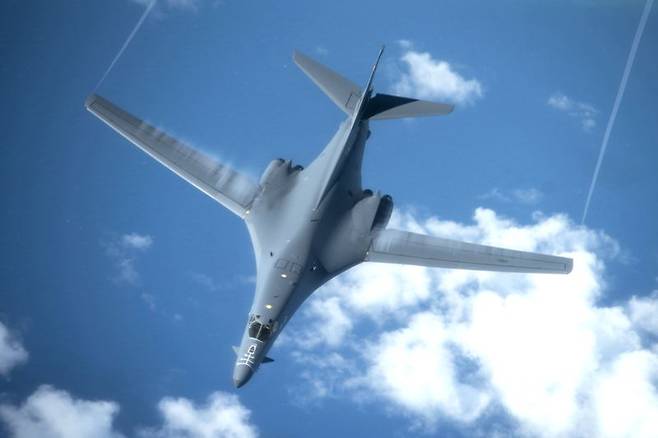 미국 공군 B-1B 전략폭격기가 지난 2020년 7월 27일 일본 근해에서 미일 연합훈련을 했다. 미일 연합훈련 중 일본에서 출발한 특수작전용 수직이착륙기 CV-22B는 경북 포항 인근 동해상을 비행했다. 미 공군 홈페이지 캡처