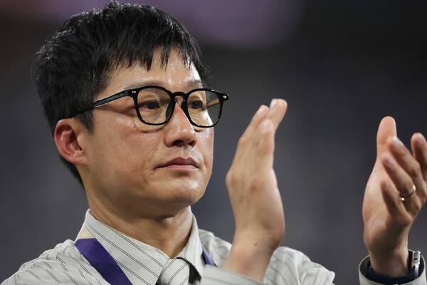 이정효 감독이 26일(한국시각) 사우디 제다의 킹 압둘라 스포츠 시티에서 열린 2024~2025 아시아 챔피언스리그 엘리트 8강전 알힐랄과의 경기에서 선수들에게 박수를 치고 있다. 한국프로축구연맹 제공