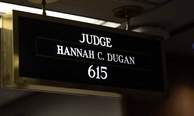 25일 위스콘신주 밀워키 카운티 법원 내 해나 듀건 판사의 법정임을 알리는 전광판이 보인다. 듀건 판사는 불법체류중인 이민자가 이민국 단속을 피하도록 도왔다는 혐의로 이날 아침 출근길에 체포됐다.