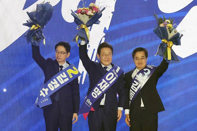 이재명 더불어민주당 대선 경선 후보가 27일 경기 고양시 킨텍스에서 열린 \'\'제21대 대통령선거 후보자 선출을 위한 수도권·강원·제주 경선 및 최종 후보자 선출 대회\'\'에서 최종 후보로 확정된 뒤 김경수·김동연 후보와 기념 촬영하고 있다. 김경호 선임기자 jijae@hani.co.kr