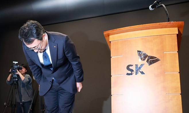 유영상 에스케이(SK)텔레콤 대표이사가 25일 서울 중구 사옥에서 에스케이텔레콤 이용자 유심(USIM) 정보가 해커 공격으로 유출된 것과 관련해 고개 숙여 사과하고 있다. 연합뉴스