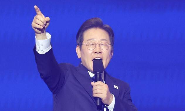 더불어민주당 대선 후보로 선출된 이재명 후보가 27일 경기도 고양시 킨텍스에서 열린 ‘제21대 대통령선거 후보자 선출을 위한 수도권·강원·제주 경선 및 최종 후보자 선출 대회’에서 수락 연설을 하고 있다. 연합뉴스