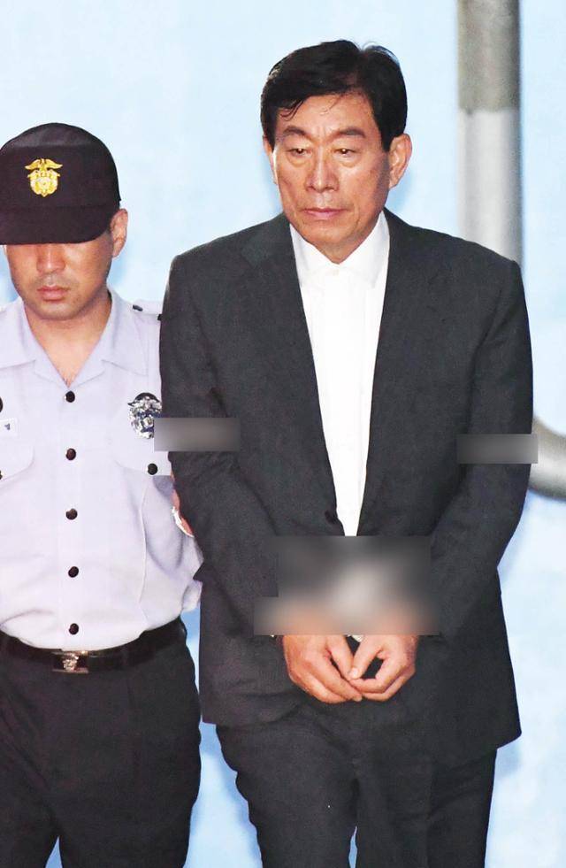 2017년 8월 30일 원세훈(오른쪽) 전 국가정보원장이 서울 서초구 서울중앙지법에서 재판을 받은 뒤 구치소로 향하기 위해 호송차에 오르고 있다. 원 전 원장은 2012년 대선을 앞두고 국정원 심리전단국 직원들을 동원해 사회관계망서비스(SNS)와 인터넷 게시판 등에 정치적 댓글을 달도록 함으로써 국내 정치 및 선거에 개입한 혐의로 구속기소됐고, 2018년 4월 징역 4년형이 확정됐다. 한국일보 자료사진