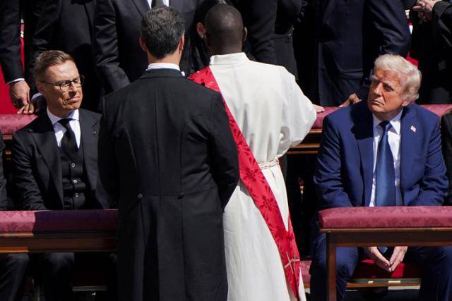 26일 바티칸 성 베드로 광장에서 거행된 프란치스코 교황의 장례 미사에 도널드 트럼프 미국 대통령이 참석했다. 트럼프 대통령은 이날 바티칸의 장례식 복장 규정을 위반한 '파란 색 정장'을 착용해 논란이 됐다. 바티칸=로이터 연합뉴스