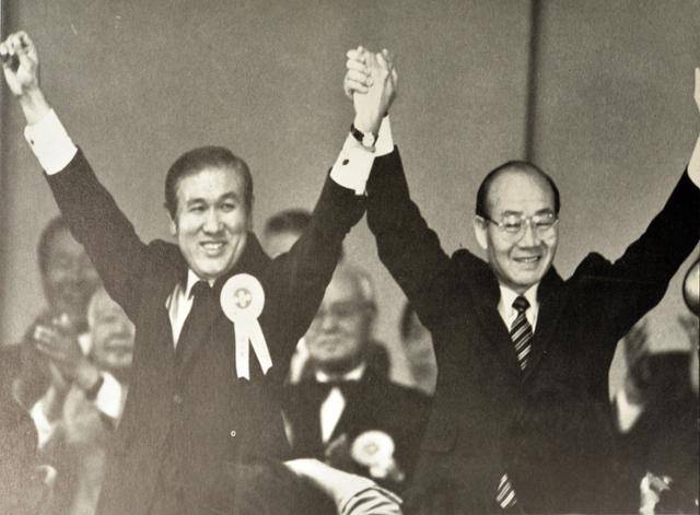 1987년 6월 10일 잠실체육관에서 열린 제4차 민정당 전당대회에서 당시 대통령이던 전두환(오른쪽)씨와 대통령 후보로 선출된 노태우씨가 단상에서 손을 잡고 대의원들의 환호에 답하고있다. 한국일보 자료사진