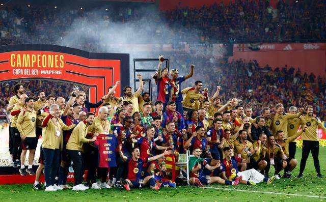 FC바르셀로나 선수단이 27일(한국시간) 스페인 세비야의 에스타디오 올림피코 라 카르투하에서 열린 레알 마드리드와의 2024~25시즌 국왕컵 결승전에서 연장전 끝에 3-2로 승리, 우승을 확정한 뒤 기뻐하고 있다. 세비야=로이터 연합뉴스
