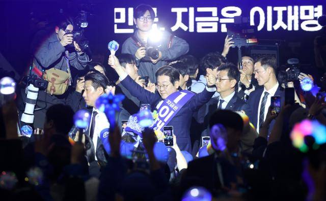 이재명 전 더불어민주당 대표가 27일 경기 고양시 킨텍스에서 열린 '제21대 대통령선거 후보자 선출을 위한 수도권·강원·제주 경선 및 최종 후보자 선출 대회'에 참석하며 지지자들에게 인사하고 있다. 연합뉴스