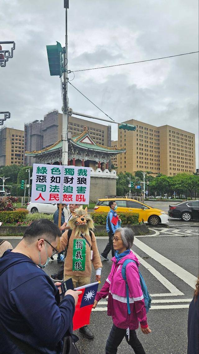 26일 대만 타이베이 총통부 앞 카이다거란 대로에서 열린 민진당과 라이칭더 총통 반대 집회에 시민들이 참여하고 있다. 독자 제공26일 대만 타이베이 총통부 앞 카이다거란 대로에서 열린 민진당과 라이칭더 총통 반대 집회에 시민들이 참여하고 있다. 독자 제공