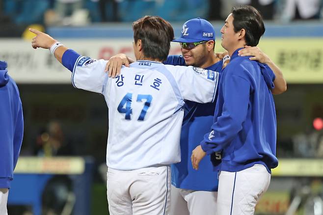 삼성 후라도의 승리를 축하하는 강민호와 구자욱. 삼성 제공
