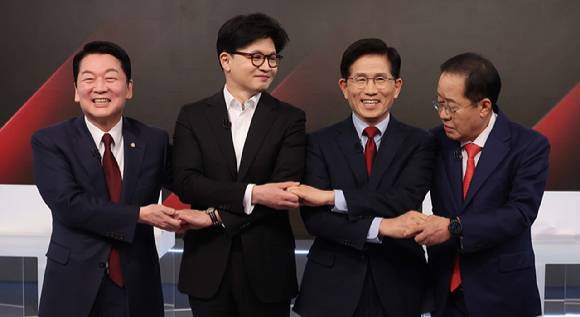 26일 서울 중구 매경미디어센터에서 열린 국민의힘 대통령 선거 제2차 경선 후보자 토론회에서 경선 후보들이 토론에 앞서 기념 촬영을 하고 있다. 왼쪽부터 안철수, 한동훈, 김문수, 홍준표 경선 후보. [사진=연합뉴스]
