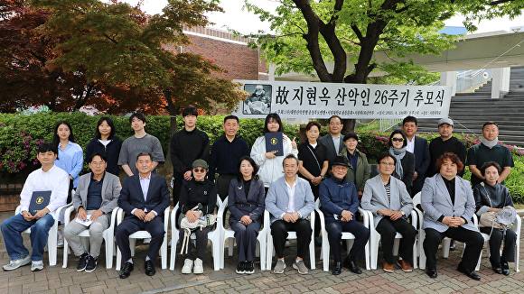 고(故) 지현옥 산악인 추모식 참석자들이 24일 서원대 미래광장 지현옥 흉상 앞에서  기념 사진을 찍고 있다. [사진=서원대학교]