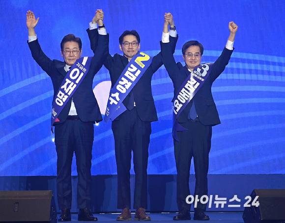 더불어민주당 이재명·김동연·김경수 대선 경선 후보가 27일 오후 경기 일산 킨텍스에서 열린 제21대 대통령선거 후보자 선출을 위한 수도권·강원·제주 합동연설회에서 기념촬영을 하고 있다. [사진=곽영래 기자]