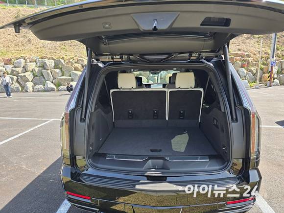 캐딜락 '더 뉴 에스컬레이드' ESV 스포츠 플래티넘 모델 트렁크. 3열까지 모두 세운 상태에서도 넓은 적재 공간을 확보했다. [사진=김종성 기자]