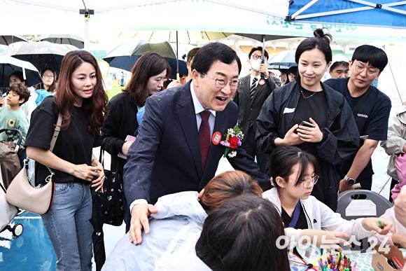 주낙영 경주시장이 지난해 5월 5일 어린이날 시민운동장에서 개최된 어린이날 큰잔치 행사에 참석해 아이들을 격려하고 있다. [사진=경주시청]