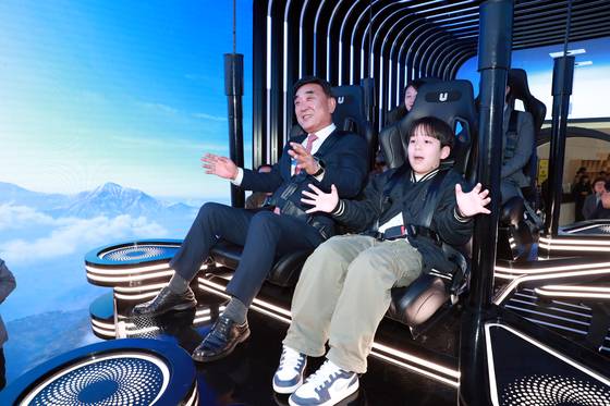 도심항공교통 체험시설 시승한 김두겸 울산시장. 연합뉴스