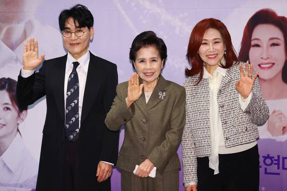 가수 이미자(가운데)는 후배가수 조항조, 주현미에게 ″전통가요를 잘 이어달라″고 말했다. 사진 연합뉴스