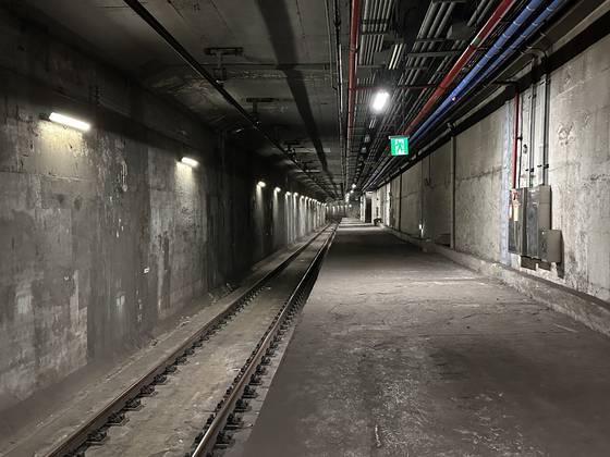 지하철 2호선 신설동역의 '유령 승강장' 내부. 지하철 개통 초기의 모습이 그대로 남아있어 뮤직비디오와 공포물 등의 촬영 장소로 인기다. 사진 서울교통공사