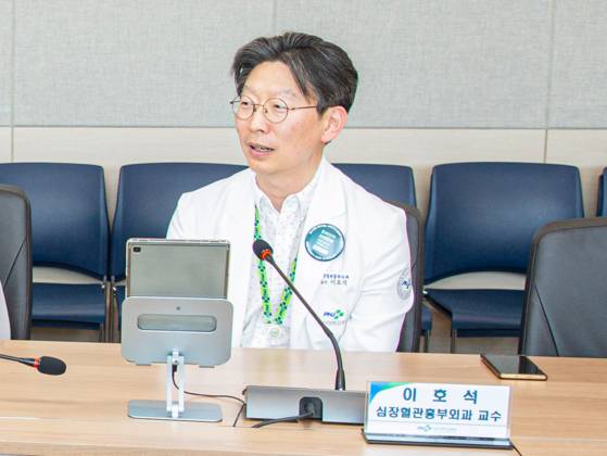 지난 23일 부산대병원 장기려관 10층 회의실에서 열린 기부금 전달식에서 이호석 심장혈관흉부외과 교수가 발언하고 있다. 이 교수는 정년까지 매달 월급에서 100만원을 병원에 기부하기로 약정했다. 사진 부산대병원