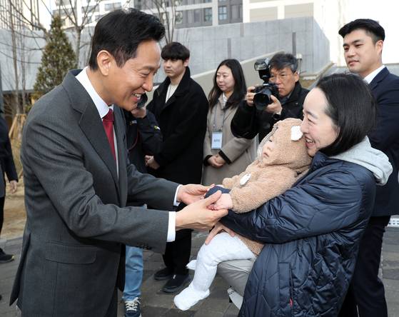 오세훈 서울시장이 서울 광진구에 위치한 신축 아파트 단지에 마련된 제2차 미리내집(장기전세주택) 현장에 방문해 입주 예정 신혼부부들과 대화를 나누고 있다. [사진 서울시공동취재단]