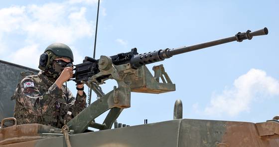 2024년 6월 26일 오전 경기 남양주시 육군 제7포병여단에서 열린 6·25참전용사 초청행사에서 K9A1 자주포에 탑승한 군 장병이 K6 기관총으로 조준하고 있다. 뉴스1
