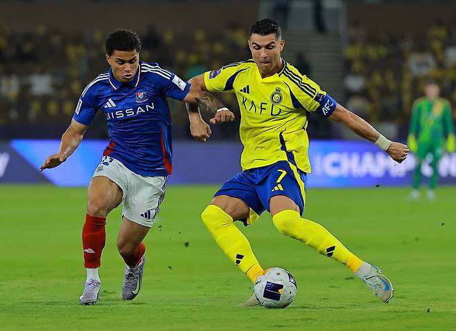 사우디프로축구 알나스르의 호날두(오른쪽)가 26일 요코하마와의 아시아 챔피언스리그 8강전에서 볼 경합을 펼치고 있다. [로이터=연합뉴스]