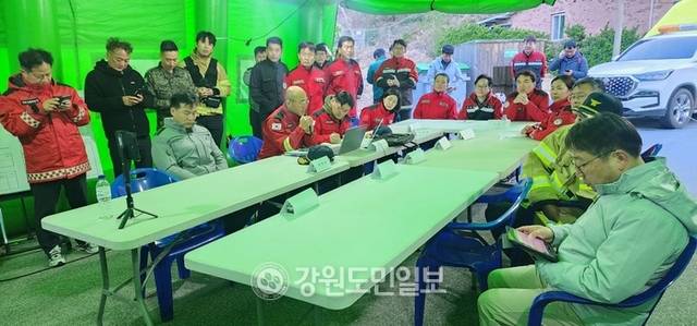 ▲ 26일 오후 인제군 상남면 하남리 인근 야산에서 발생한 산불의 진화율이 27일 오전 5시 기준 98%를 기록하고 있는 가운데 김진태 강원도지사가 “마지막 순간까지 우리가 이제 긴장을 늦추지 말라”고 당부했다.