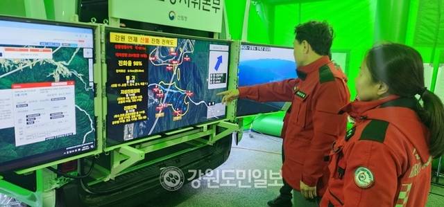 ▲ 26일 오후 인제군 상남면 하남리 인근 야산에서 발생한 산불의 진화율이 27일 오전 5시 기준 98%를 기록하고 있는 가운데 김진태 강원도지사가 “마지막 순간까지 우리가 이제 긴장을 늦추지 말라”고 당부했다.