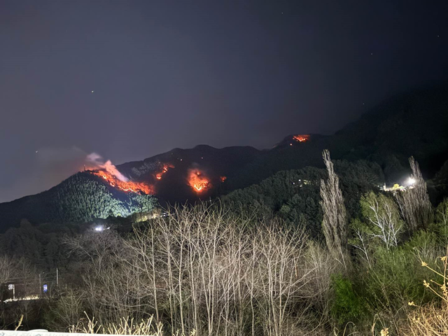 ▲ 지난 26일 인제 상남면 하동리에서 발생한 산불이 이틀째 이어지고 있다. 강원소방본부 제공