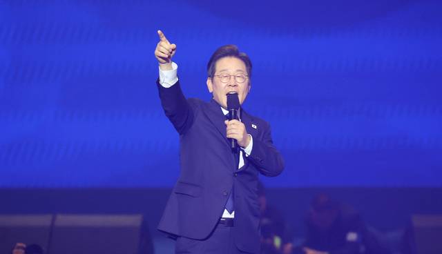 ▲ 더불어민주당 대선 후보로 선출된 이재명 후보가 27일 경기 고양시 킨텍스에서 열린 ‘제21대 대통령선거 후보자 선출을 위한 수도권·강원·제주 경선 및 최종 후보자 선출 대회’에서 수락 연설을 하고 있다. 연합뉴스