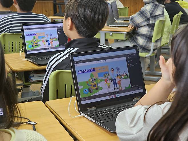 제주도 제주시 조천읍 조천초등학교 3학년 교실에서 AI 디지털교과서를 활용한 영어 수업이 진행되고 있다.