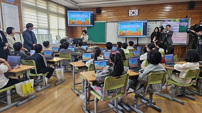 지난 25일 제주도 제주시 조천읍 조천초등학교 3학년 교실에서 AI 디지털교과서를 활용한 영어 수업이 진행되고 있다.