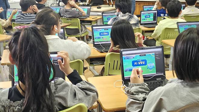 지난 25일 제주도 제주시 조천읍 조천초등학교 3학년 교실에서 열린 AI 교과서 영어 수업에서 학생들이 진도에 맞춰 학습하고 있다.