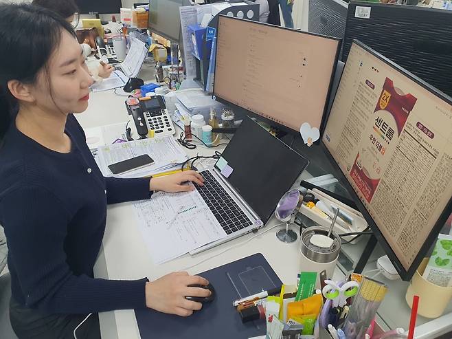 김신애 대리가 건기식 법적 표시사항을 검토하고 있다. 윤현주 기자