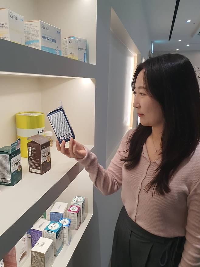 김민영 대리가 해외로 수출되는 제품의 성능을 확인하고 있다. 윤현주 기자