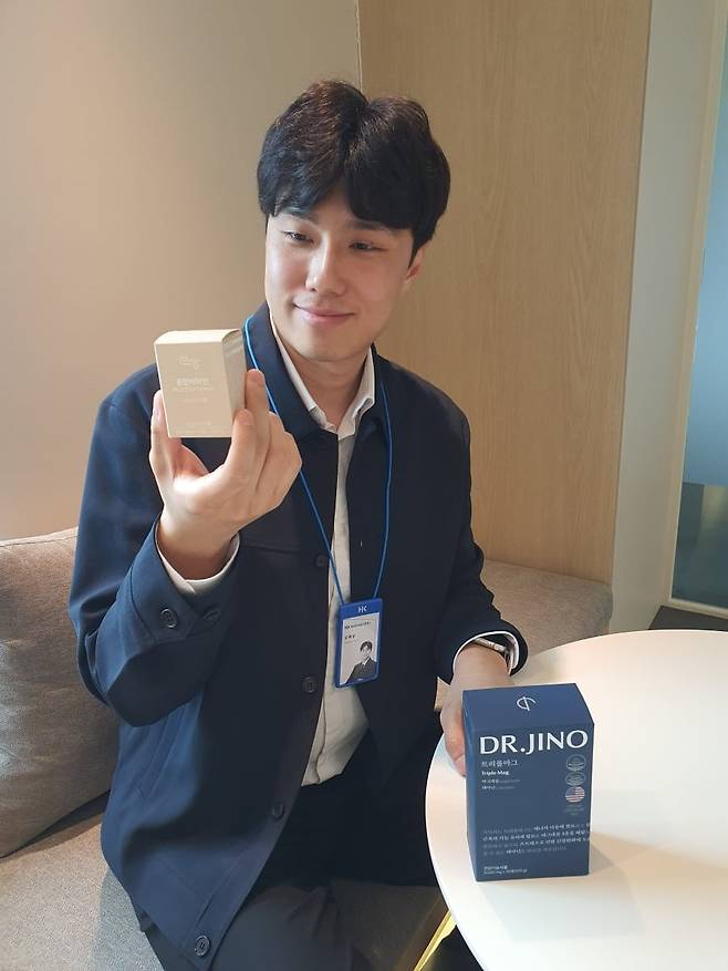 김대윤 사원이 담당 제품의 기능을 확인하고 있다. 윤현주 기자