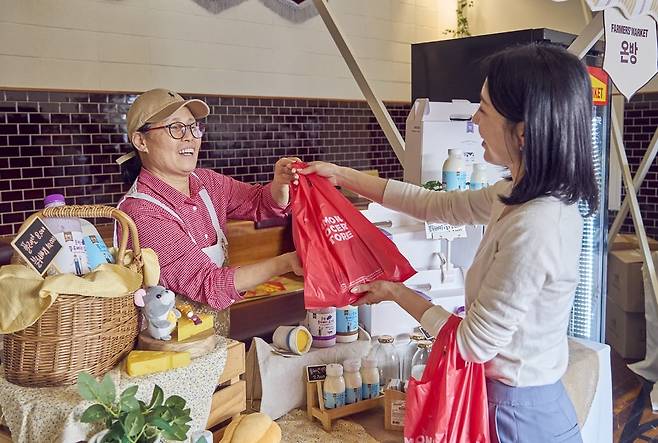 시몬스 '파머스마켓'에 참여한 지역 농가 '온방'. 수제 요거트와 치즈 등을 판다. 사진=시몬스 제공
