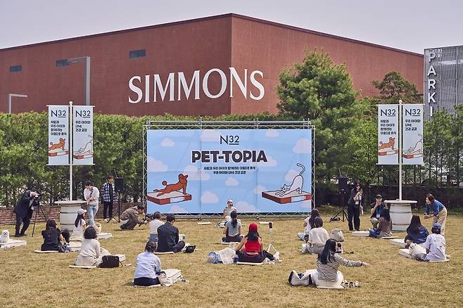 시몬스테라스 잔디정원에서 반려견과 강아지 요가에 나선 견주들. 사진=시몬스 제공