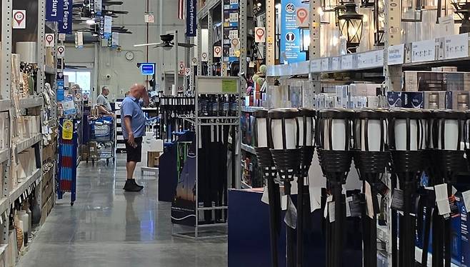 지난 25일 미국 미시건주 매컴카운티에서 만난 톰 씨가 로위스(Lowe's) 매장에서 조명기구들을 둘러보고 있다. 대부분의 조명기구는 중국산이다. 2016, 2020년에 트럼프를 찍었지만 의회의사당 난입사태로 충격을 받고 지난 대선에서 그를 지지하지 않았다는 톰 씨는 "관세는 세금"이라고 잘라 말했다. /매컴=이상은 특파원